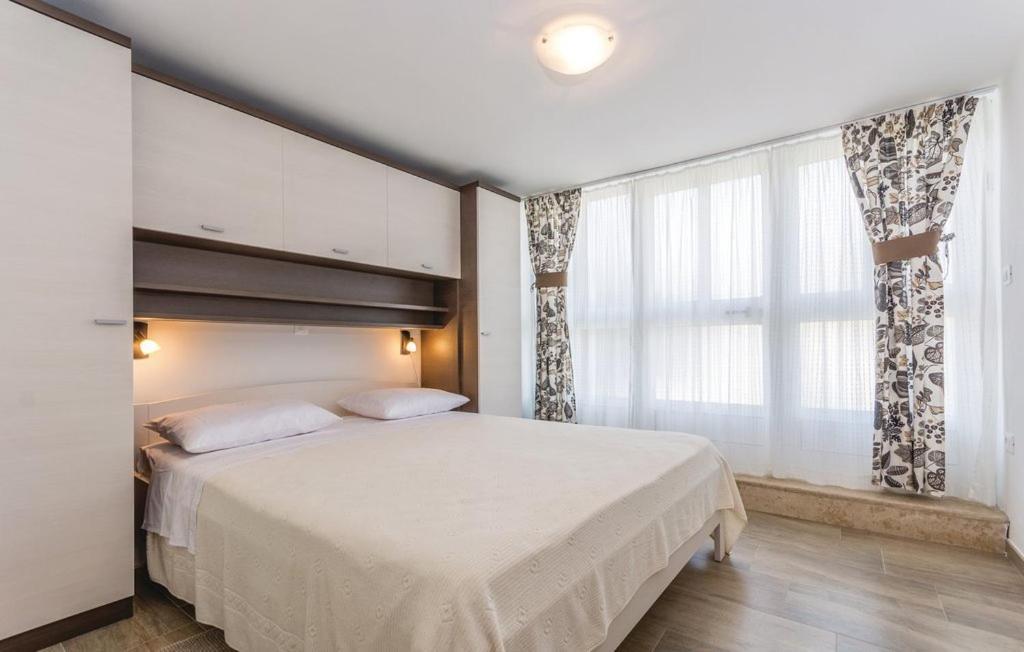 Apartment Nena- Sa Posebnim Ulazom U Prizemlju, Terasom I Zelenom Okucnicom *