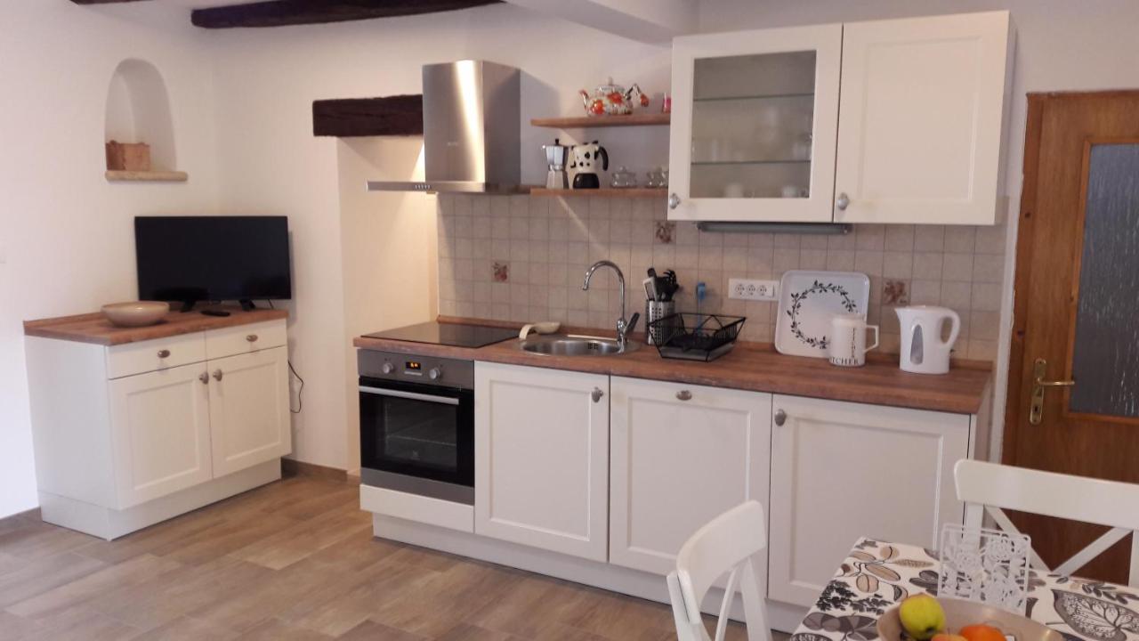Nena- Sa Posebnim Ulazom U Prizemlju, Terasom I Zelenom Okucnicom Apartment *